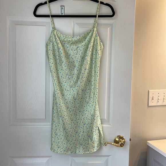 Delicate floral satin material dress - Picture 2 of 6